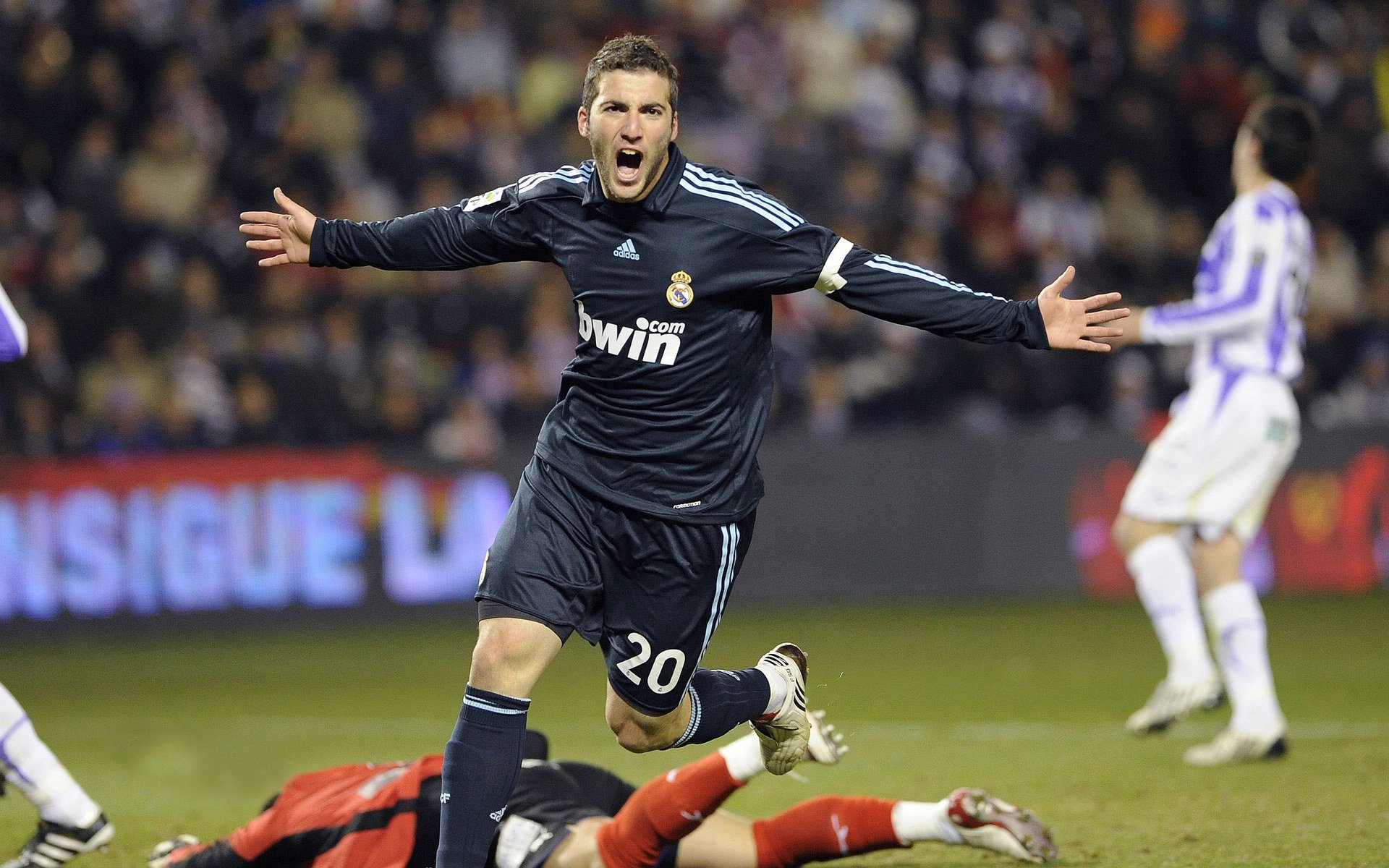 爱游戏综合娱乐-意甲快速反击：迅雷破门，令人震撼！